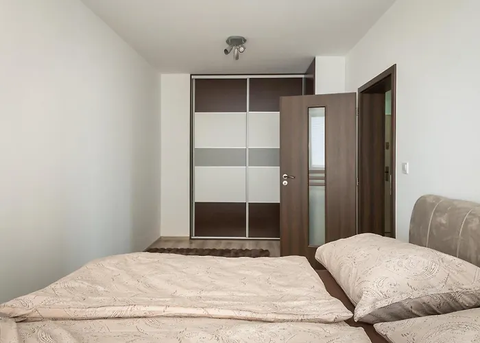 3 Luxury With Private Parking *